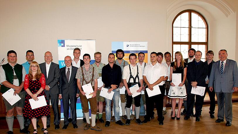 Handwerkskammerpräsident Heinrich Traublinger, (r.), Stadtschulrat Rainer Schweppe (4.v.l.) und Schulleiter Georg Junior (5.v.l.) gratulierten den Klassenbesten der Meisterschulen am Ostbahnhof. Handwerkskammerpräsident Heinrich Traublinger, (r.), Stadtschulrat Rainer Schweppe (4.v.l.) und Schulleiter Georg Junior (5.v.l.) gratulierten den Klassenbesten der Meisterschulen am Ostbahnhof.
