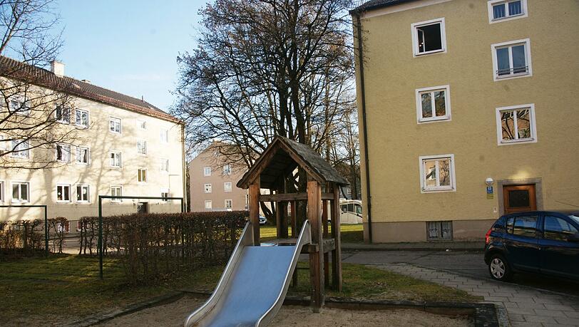 In dieser Siedlung in Ramersdorf wohnt die Familie. Die Kinder haben das blutige Eifersuchtsdrama live mitbekommen. In dieser Siedlung in Ramersdorf wohnt die Familie. Die Kinder haben das blutige Eifersuchtsdrama live mitbekommen.
