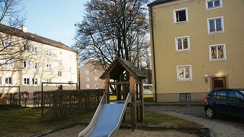 In dieser Siedlung in Ramersdorf wohnt die Familie. Die Kinder haben das blutige Eifersuchtsdrama live mitbekommen.