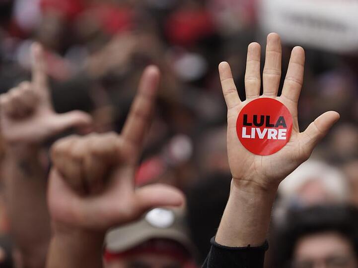 Ein Anhänger des brasilianischen Ex-Präsidenten Lula da Silva fordert: "Free Lula".