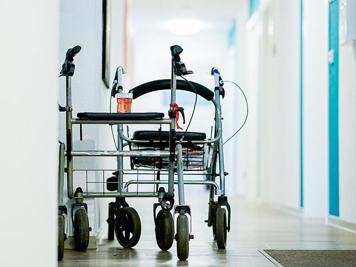 Rollatoren stehen in einer Wohn-Pflege-Gemeinschaft.