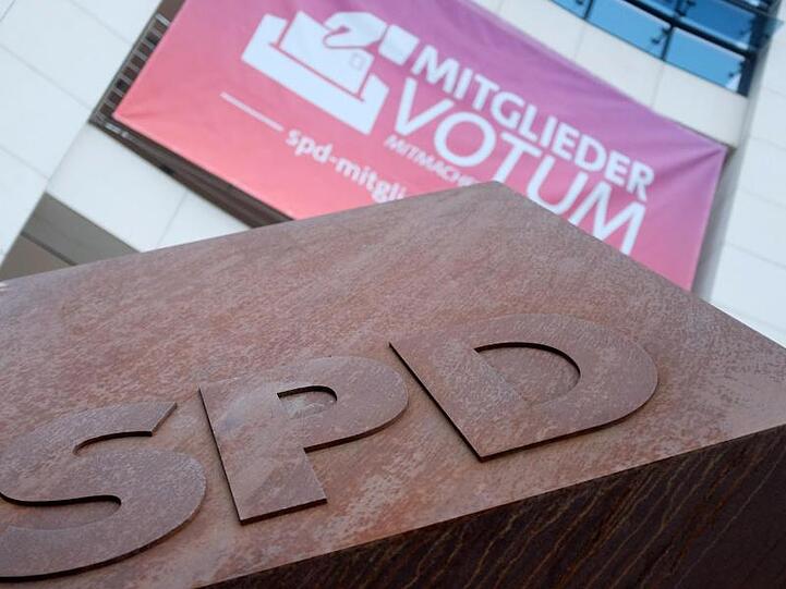 Werbeplakat für ein Mitgliedervotum am Willy-Brandt-Haus: Die Flensburger Oberbürgermeisterin Lange (SPD) ist für eine Befragung der SPD-Mitglieder über den Verbleib in der großen Koalition.