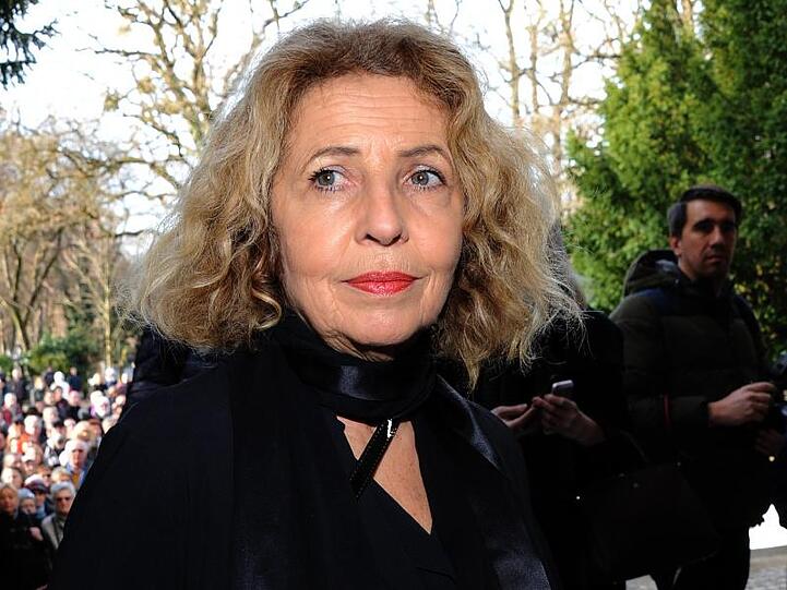 Die Schauspielerin Michaela May kommt zur Trauerfeier.