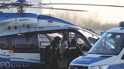 Der Angeklagte (M) wurde am fr&uuml;hen Morgen per Helikopter nach Magdeburg gebracht.
