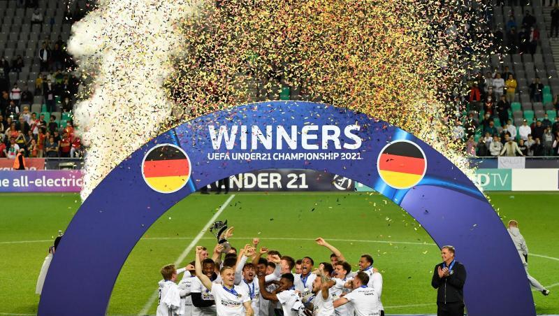 Die deutschen Spieler feiern mit der Trophäe den EM-Titel.