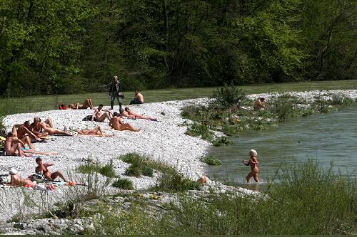 Es ist Badesaison an der Isar in München. Doch was viele nicht wissen: Nicht überall ist das Baden erlaubt.