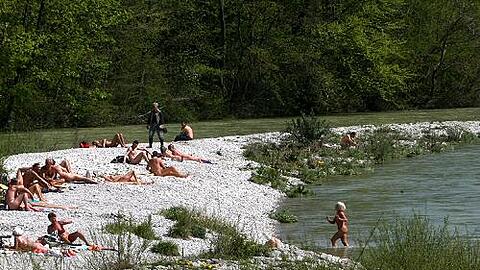 Es ist Badesaison an der Isar in München. Doch was viele nicht wissen: Nicht überall ist das Baden erlaubt.