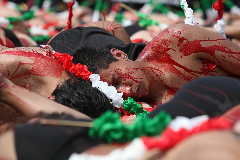 In Mexico City haben zahlreiche Tierschützer mit einer spektakulären Aktion gegen Stierkämpfe protestiert - die Bilder.