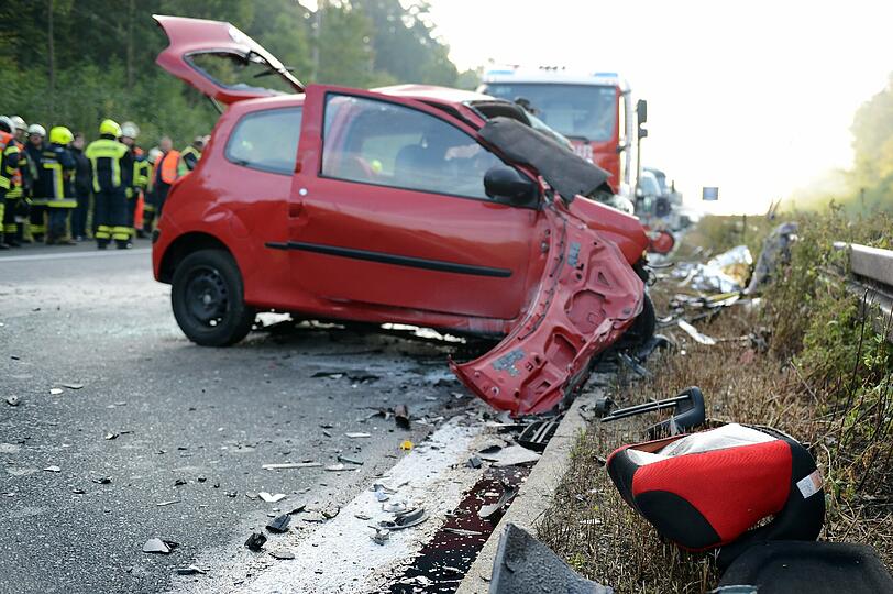 Die 31-Jährige prallte mit ihren beiden
Kindern im Wagen auf der Autobahn 73 bei Hirschaid in Oberfranken
frontal mit einem anderen Fahrzeug zusammen.