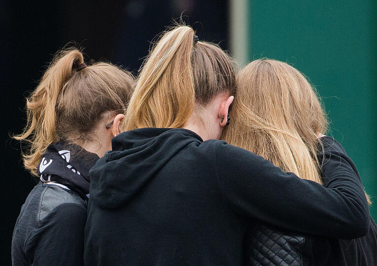 Mädchen liegen sich in Haltern in den Armen: Der Ort ist immernoch geschockt nach dem Absturz der Germanwings-Maschine in Frankreich...