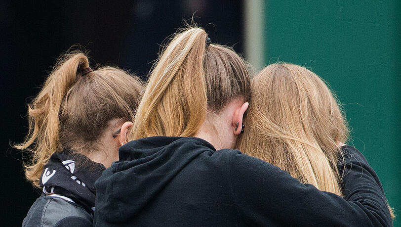 Mädchen liegen sich in Haltern in den Armen: Der Ort ist immernoch geschockt nach dem Absturz der Germanwings-Maschine in Frankreich... Mädchen liegen sich in Haltern in den Armen: Der Ort ist immernoch geschockt nach dem Absturz der Germanwings-Maschine in Frankreich...