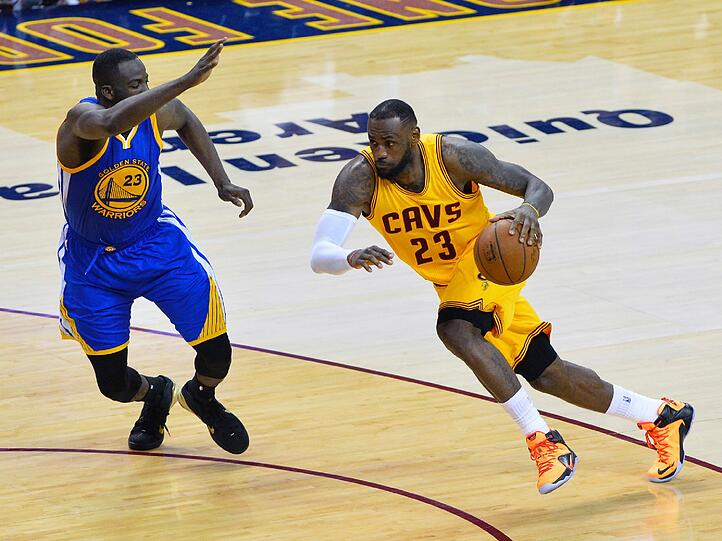 NBA-Star LeBron James von den Cleveland Cavaliers beim Spiel gegen die Golden State Warriors