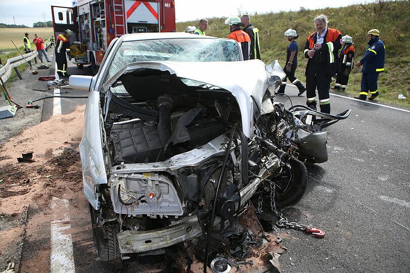 Horror-Unfall in Unterfranken: Bei dem Frontal-Crash kommen zwei Menschen ums Leben.