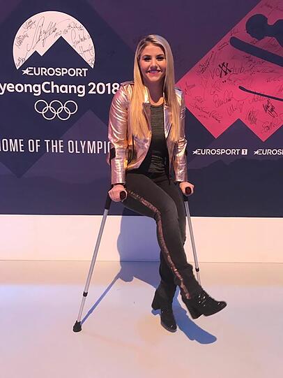 Beatrice Egli stürzte auf ihr Knie und geht fortan auf Krücken