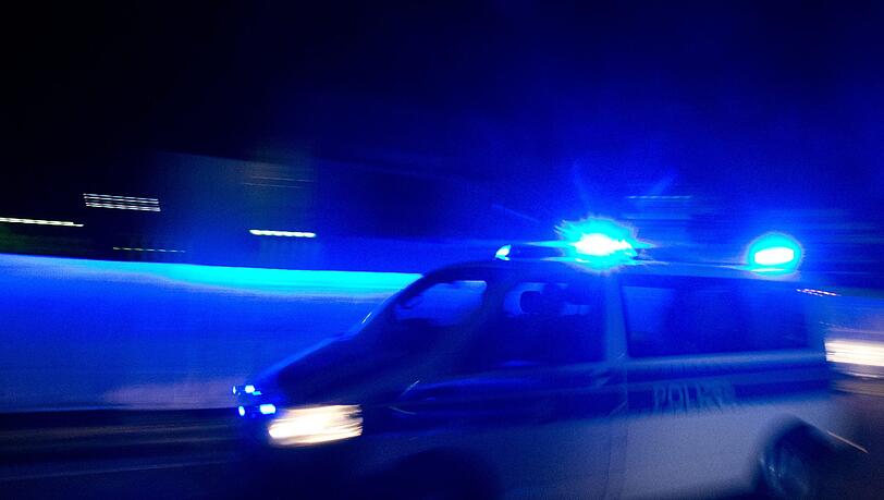 Die Polizei sucht nach den drei unbekannten Tätern. (Symbolbild)