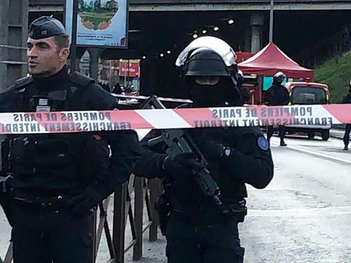 Polizisten sichern nach der Messerattacke den Tatort in Villejuif.