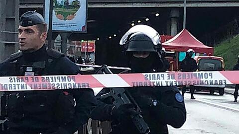 Polizisten sichern nach der Messerattacke den Tatort in Villejuif.