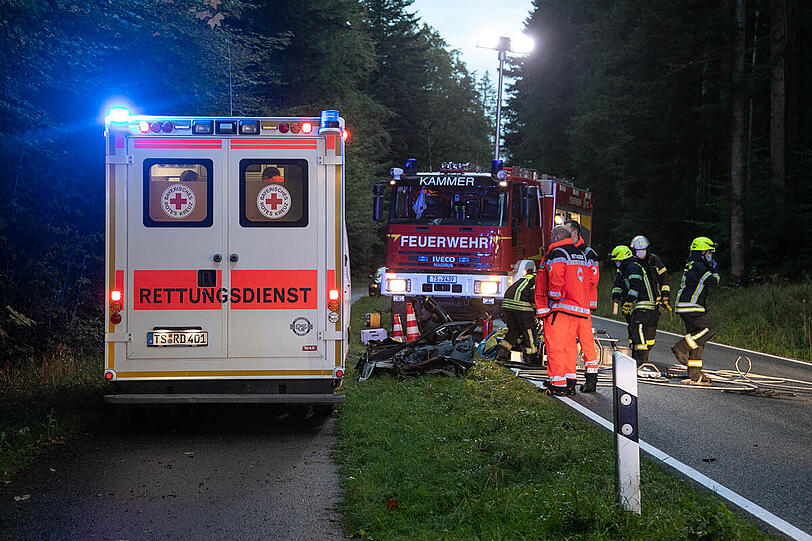 Bei dem missglückten Überholmanöver prallte ein VW Transporter frontal in einen Skoda, beide Fahrer wurden schwer verletzt.