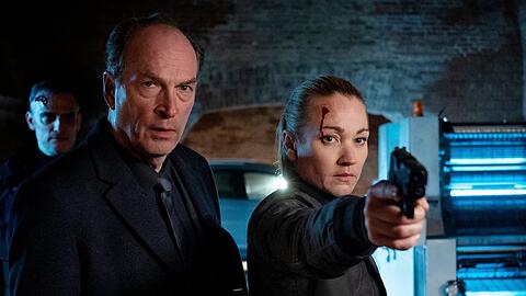 "Sarah Kohr: Geister der Vergangenheit": Anton Mehringer (Herbert Knaup) und Sarah Kohr (Lisa Maria Potthoff) versuchen, einen Verdächtigen zu stellen.