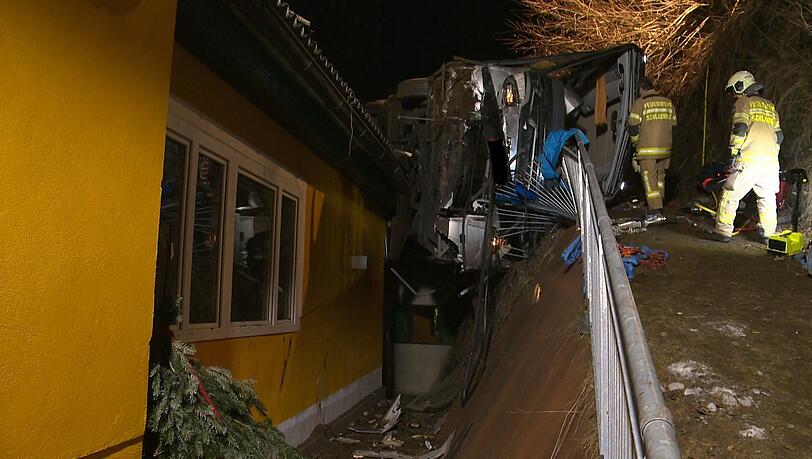 Rettungskräfte der Feuerwehr sind am Unglücksort im Einsatz. Rettungskräfte der Feuerwehr sind am Unglücksort im Einsatz.