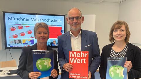 MVHS-Direktorin Susanne May (l.), MVHS-Direktor Martin Ecker und Julia Wiesinger (Fachreferentin für Psychologie, Lernen und Gedächtnis) stehen am Donnerstag im neuen Volkshochschulhaus an der Aidenbachstraße 21 in einem der Unterrichtsräume mit modernstem LED-Touchbildschirm.