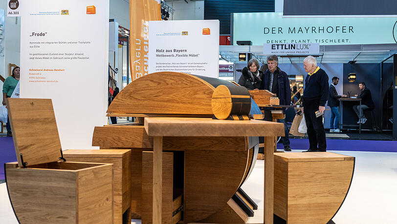 Das Schreinerhandwerk steht gleich doppelt im Fokus: Die Ausstellung "Die Gute Form" zeigt preisgekrönte Gesellenstücke aus ganz Deutschland, während "Holz aus Bayern" Möbel aus regionalen Hölzern präsentiert.