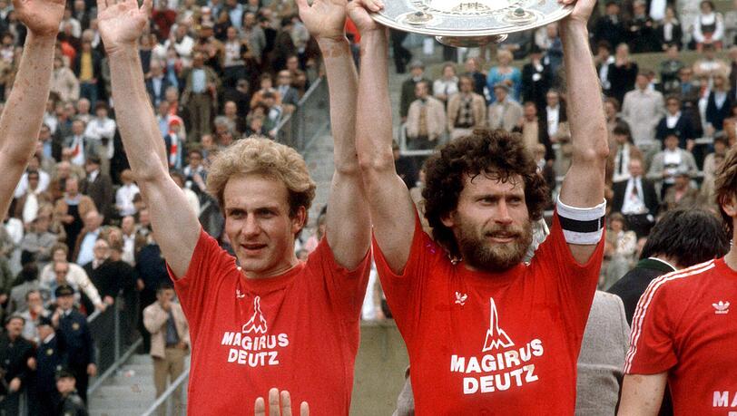 Paul Breitner (re.) und Karl-Heinz Rummenigge präsentieren die Meisterschale - der FC Bayern München ist Deutscher Meister 1980. Paul Breitner (re.) und Karl-Heinz Rummenigge präsentieren die Meisterschale - der FC Bayern München ist Deutscher Meister 1980.