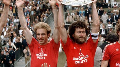 Paul Breitner (re.) und Karl-Heinz Rummenigge pr&auml;sentieren die Meisterschale - der FC Bayern M&uuml;nchen ist Deutscher Meister 1980.