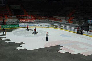 In nur zwölf Stunden verwandeln fleißige Handwerker die Eishockeyfläche in eine Basketball-Arena.