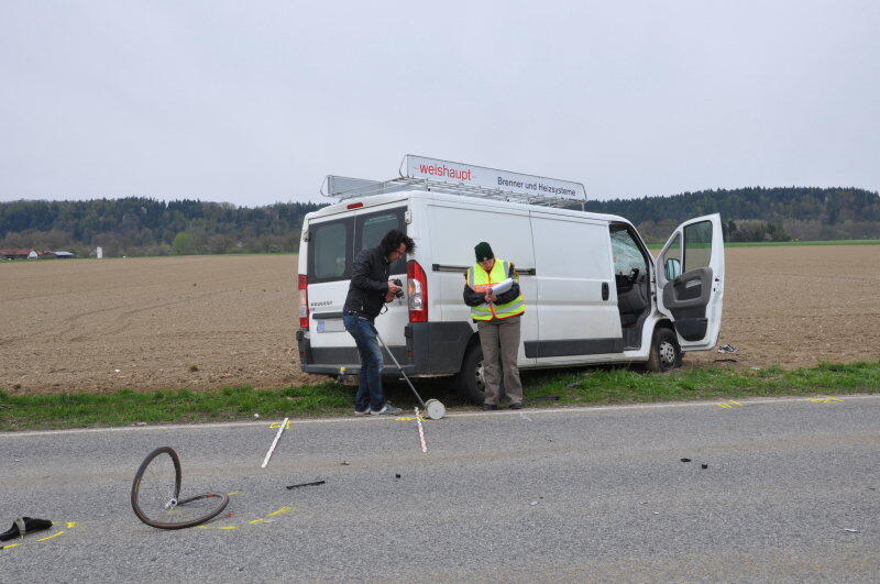 Am Mittwochnachmittag ereignete sich zwischen Erharting und Winhöring ein tödlicher Verkehrsunfall. Ein Radfahrer wurde von einem Kastenwagen frontal erfasst und stirbt noch an der Unfallstelle.