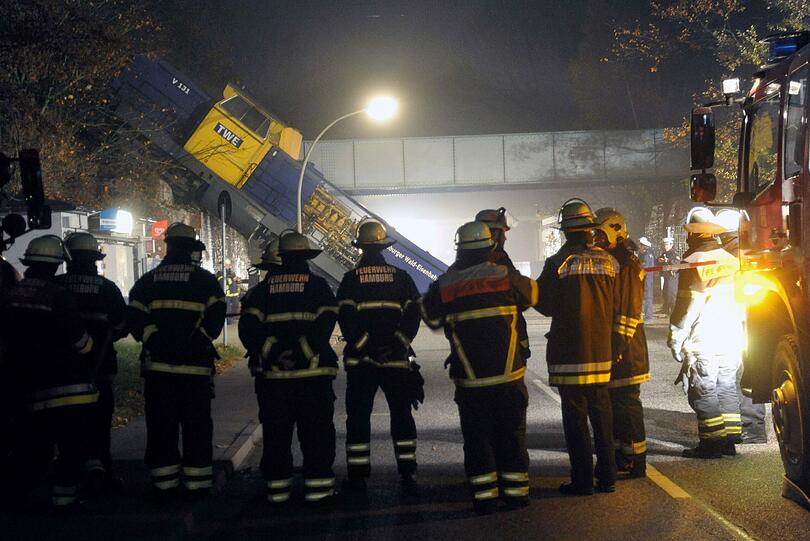 In Hamburg ist in der Nacht zu Donnerstag eine Diesellok entgleist und auf eine tiefergelegene Straße gestürzt.