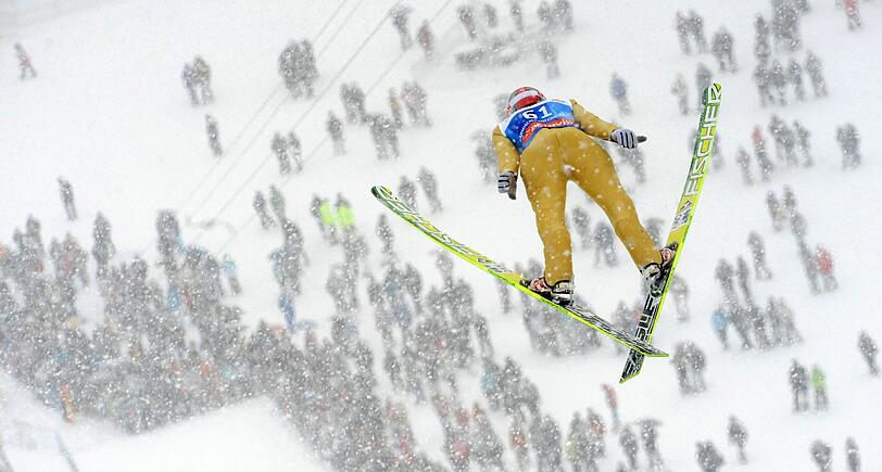Robert Kranjec aus Slowenien gelang mit 141,5 Metern der weiteste Sprung bei der Qualifikation in Garmisch-Partenkirchen.