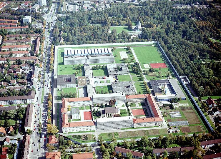 In der Münchner Justizvollzugsanstalt Stadelheim ist auch ein ehemaliger Top-Manager ein Häftling wie jeder andere.