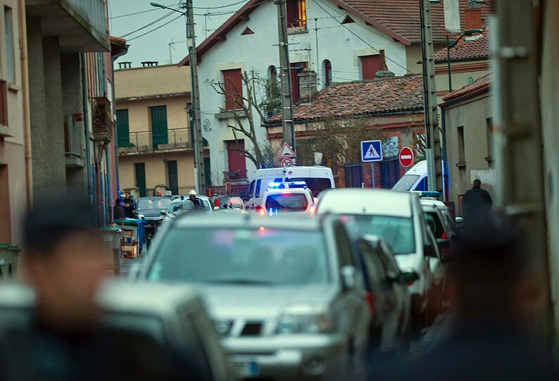 "Als sich die Polizisten seiner Tür näherten, hat er sofort durch die Tür geschossen. Ein Polizist wurde verletzt, aber er schwebt nicht in Lebensgefahr"