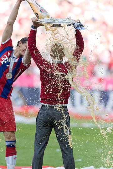 10. Mai 2014: Nach der Übergabe der Meisterschale muss Pep Guardiola auch die in München obligatorische Bierdusche über sich ergehen lassen