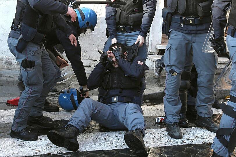 Schwere Ausschreitungen in Rom: Beim Spiel Feyenoord Rotterdam gegen AS Rom drehen Hooligans durch und verwüsten den Bereich um die antike spanische Treppe. Die Bilder...