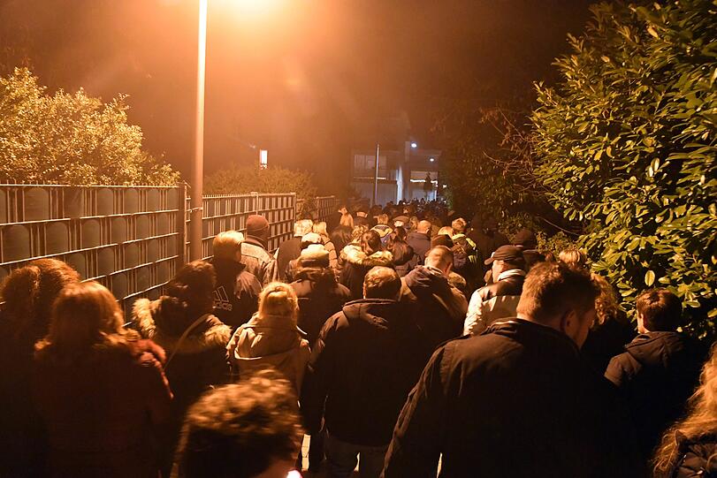 Rund 400 Menschen kamen am Dienstagabend in Kandel zu einem Trauermarsch für die getötete 15-Jährige zusammen. Die Bilder