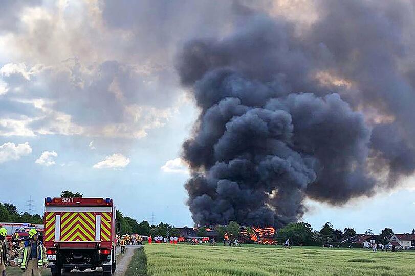 Die Tennishalle des SC Eching brannte am Sonntag lichterloh. Klicken Sie sich durch die Bilder des Feuerwehreinsatzes.