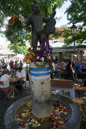 Schausteller, Musiker, Tänzer und Kabarettisten: Die Bilder vom Brunnenfest am Viktualienmarkt.