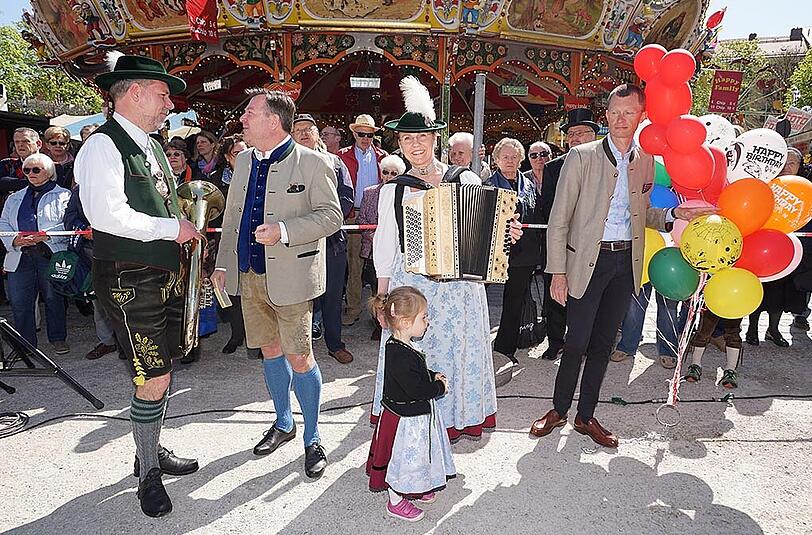 Am Samstag startete die Maidult am Mariahilfplatz. Klicken Sie sich durch die Bilder der Eröffnung durch Bürgermeister Josef Schmid.