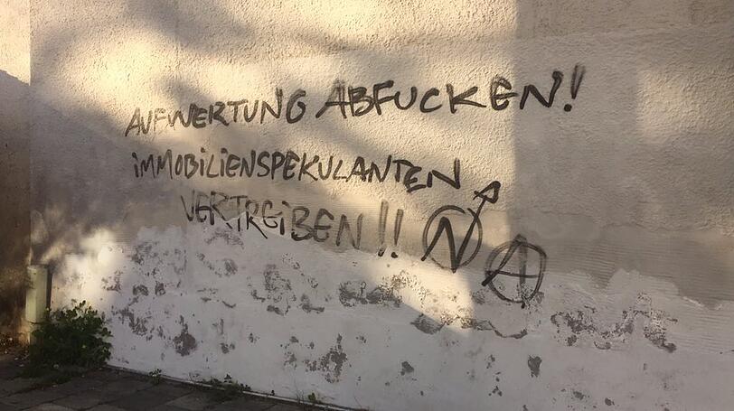 "Aufwertung abfucken! Immobilienspekulanten vertreiben" - steigende Mieten und Saubermann-Image sind das Feindbild.