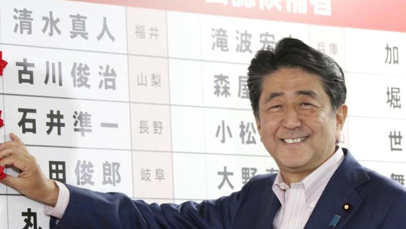Japans Ministerpräsident Shinzo Abe strebt seit langem eine Änderung der pazifistischen Nachkriegsverfassung an. Dafür benötigt er eine Zweidrittel-Mehrheit in beiden Parlamentskammern. Japans Ministerpräsident Shinzo Abe strebt seit langem eine Änderung der pazifistischen Nachkriegsverfassung an. Dafür benötigt er eine Zweidrittel-Mehrheit in beiden Parlamentskammern.