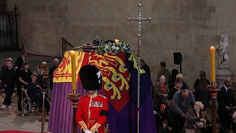Der Sarg der Queen ist in der Westminster Hall aufgebahrt.