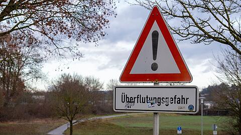 Der Hochwassernachrichtendienst rechnet aufgrund von Tauwetter in Verbindung mit Regenfällen mit steigenden Pegelständen in Bayern. (Symbolbild)