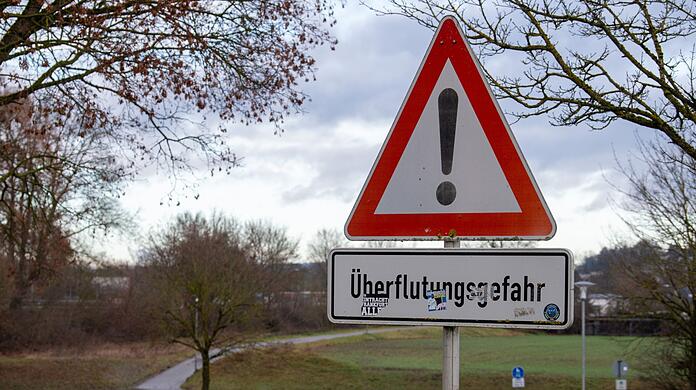 Der Hochwassernachrichtendienst rechnet aufgrund von Tauwetter in Verbindung mit Regenfällen mit steigenden Pegelständen in Bayern. (Symbolbild)