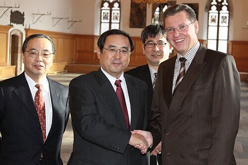 Händeschütteln im historischen Rathaussaal (v. l.): Die Dowa-Manager Kiyotaka Notomi, Masao Yamada und Hideaki Kobayashi mit Wirtschaftsreferent Roland Fleck.
