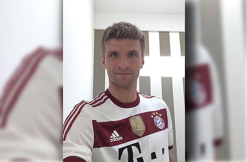 Thomas Müller präsentiert sich bei Facebook im neuen Bayern-Auswärtstrikot