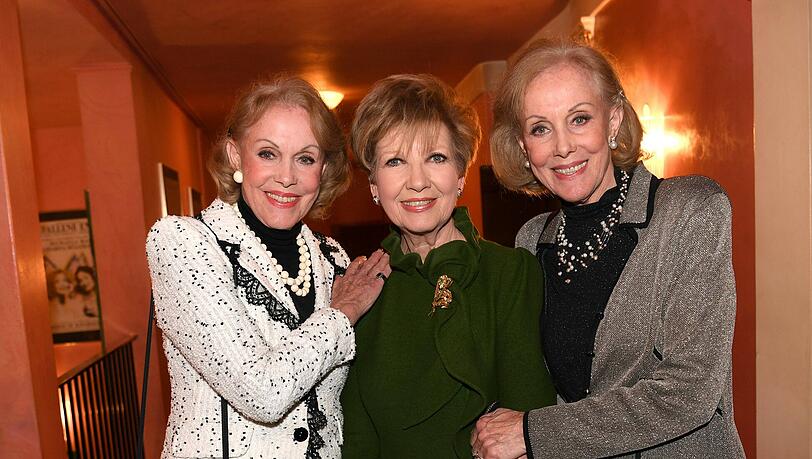 Unter den Premieren-Gästen in der Komödie: Die Show-Stars Ellen (l.) und Alice Kessler (r.) mit Moderatorin Carolin Reiber. Unter den Premieren-Gästen in der Komödie: Die Show-Stars Ellen (l.) und Alice Kessler (r.) mit Moderatorin Carolin Reiber.