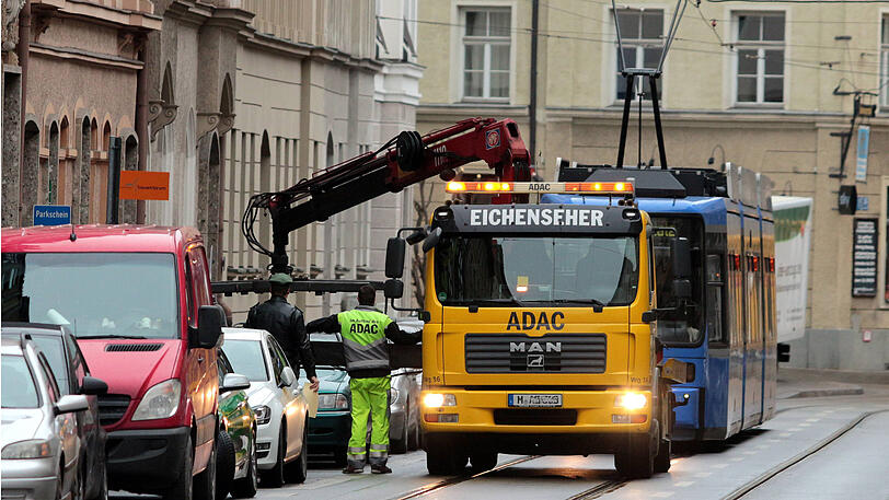 In München muss jedes Mal ein Abschleppdienst gerufen werden, wenn Falschparker etwa Trambahngleise blockieren.