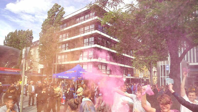Münchens Luft ist bunt: Die Aktivisten haben offenbar ihren Spaß. Münchens Luft ist bunt: Die Aktivisten haben offenbar ihren Spaß.
